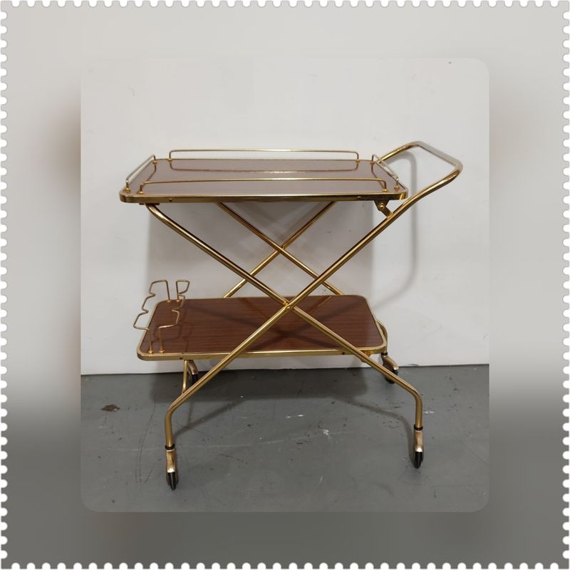 Carrito bar retro con ruedas, vista de frente