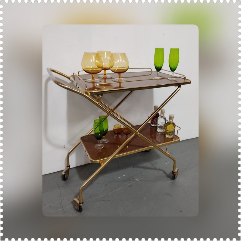 Camarera auxiliar retro con dos bandejas de madera