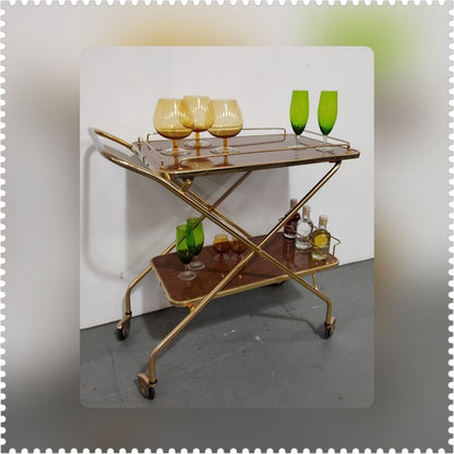 Camarera auxiliar retro con dos bandejas de madera