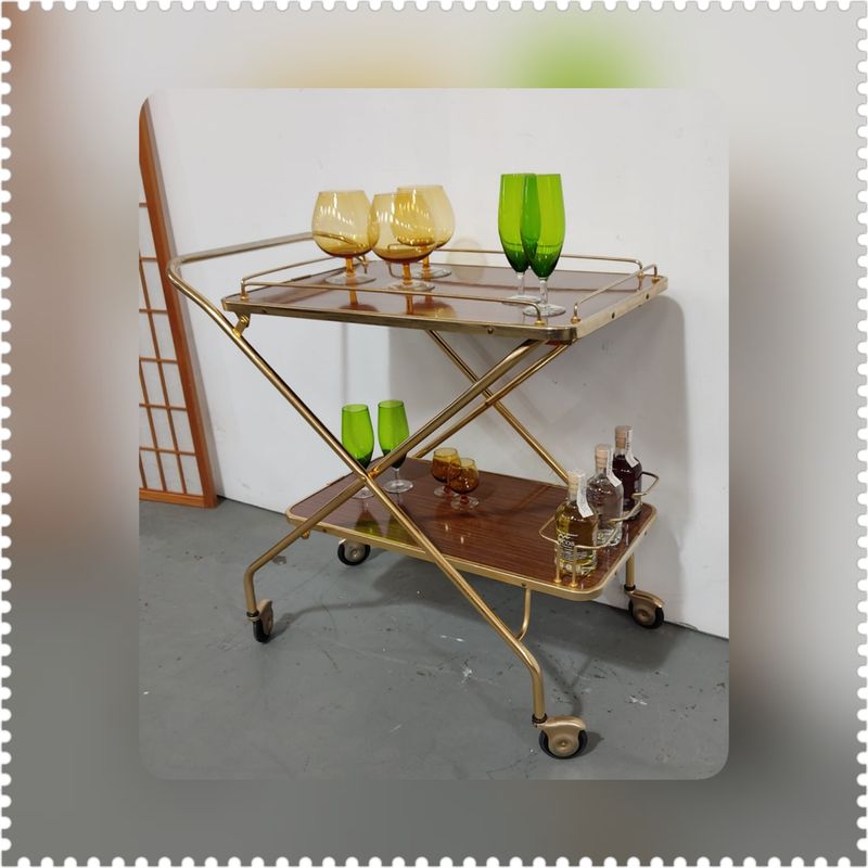 Carrito bar vintage con copas y botellas