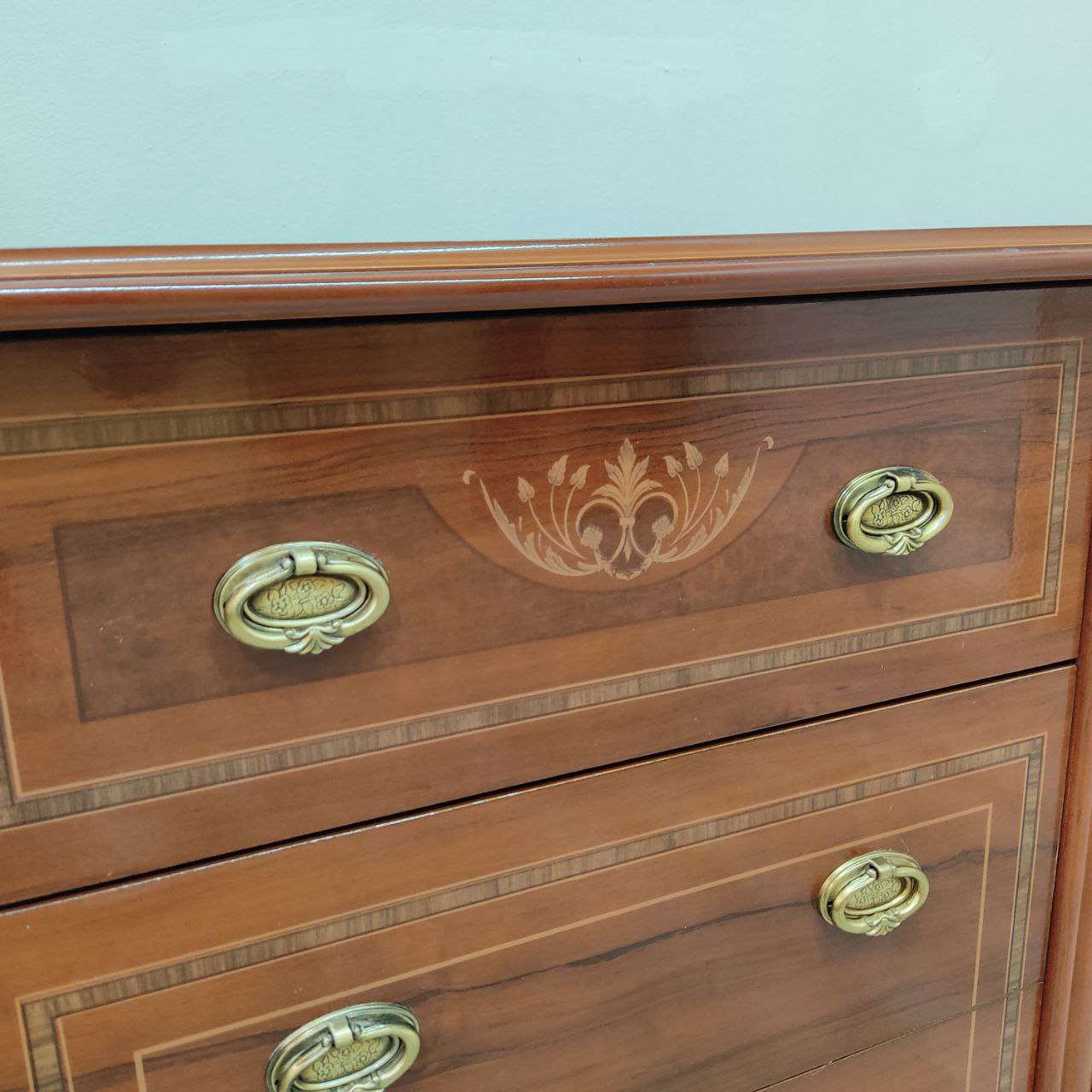 CONJUNTO DORMITORIO CON DOS MESITAS DE NOCHE – ESTILO CLÁSICO EN COLOR NOGAL CON DETALLES FLORALES