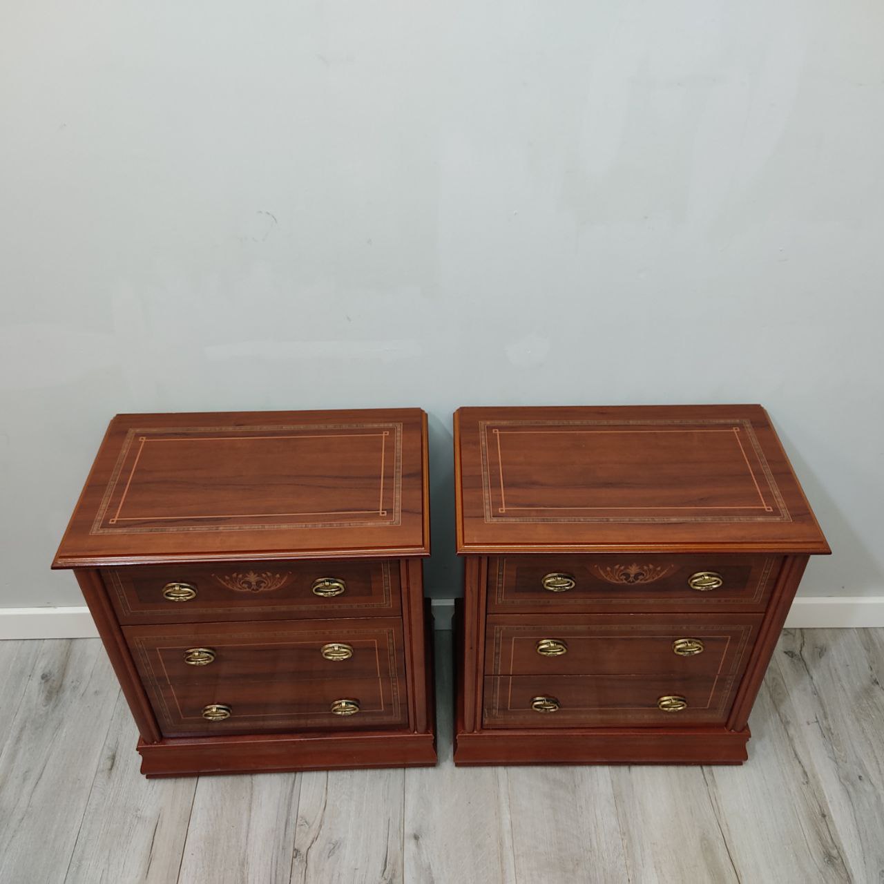 CONJUNTO DORMITORIO CON DOS MESITAS DE NOCHE – ESTILO CLÁSICO EN COLOR NOGAL CON DETALLES FLORALES