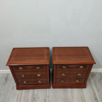 CONJUNTO DORMITORIO CON DOS MESITAS DE NOCHE – ESTILO CLÁSICO EN COLOR NOGAL CON DETALLES FLORALES