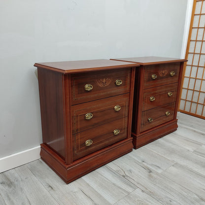 CONJUNTO DORMITORIO CON DOS MESITAS DE NOCHE – ESTILO CLÁSICO EN COLOR NOGAL CON DETALLES FLORALES