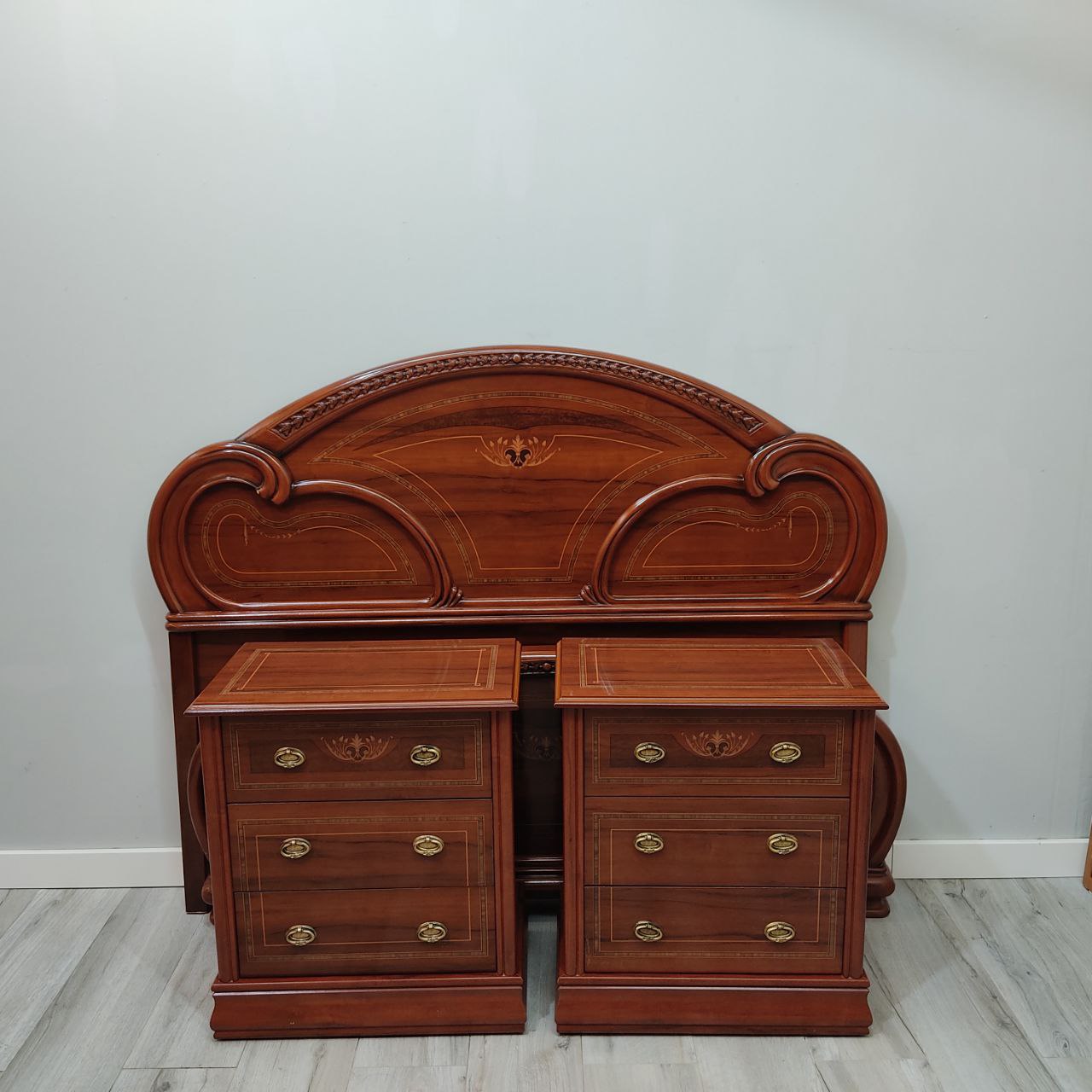 CONJUNTO DORMITORIO CON DOS MESITAS DE NOCHE – ESTILO CLÁSICO EN COLOR NOGAL CON DETALLES FLORALES