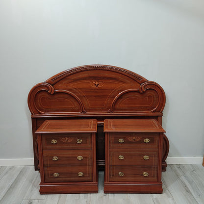 CONJUNTO DORMITORIO CON DOS MESITAS DE NOCHE – ESTILO CLÁSICO EN COLOR NOGAL CON DETALLES FLORALES