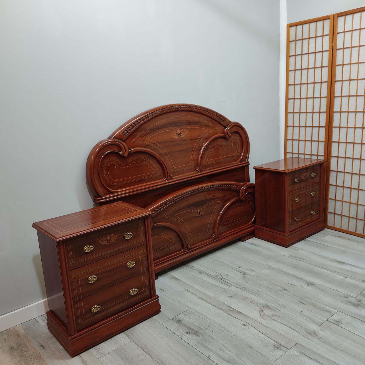 CONJUNTO DORMITORIO CON DOS MESITAS DE NOCHE – ESTILO CLÁSICO EN COLOR NOGAL CON DETALLES FLORALES