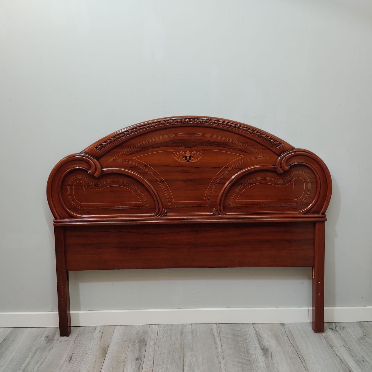 CONJUNTO DORMITORIO CON DOS MESITAS DE NOCHE – ESTILO CLÁSICO EN COLOR NOGAL CON DETALLES FLORALES