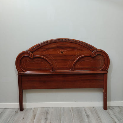 CONJUNTO DORMITORIO CON DOS MESITAS DE NOCHE – ESTILO CLÁSICO EN COLOR NOGAL CON DETALLES FLORALES