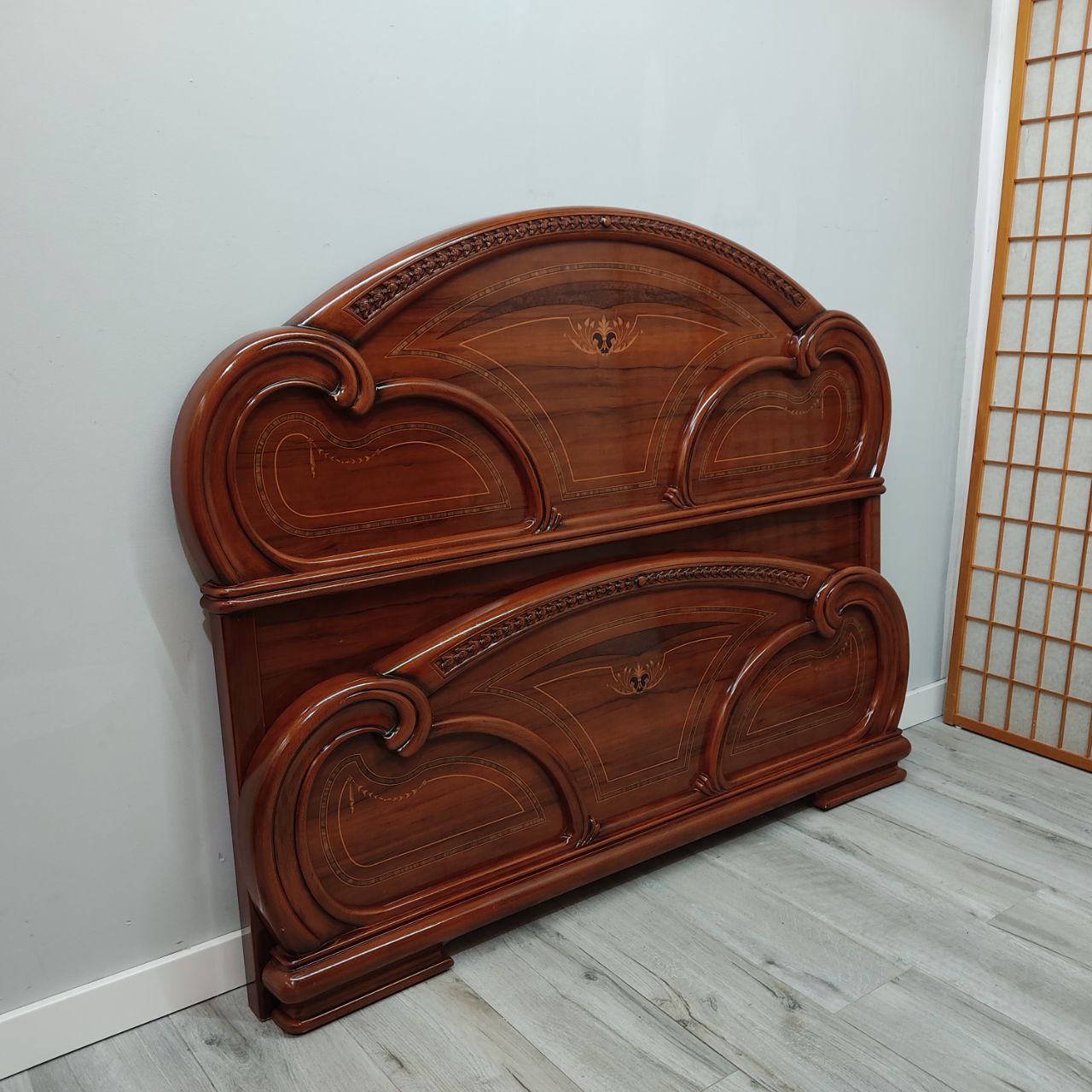 CONJUNTO DORMITORIO CON DOS MESITAS DE NOCHE – ESTILO CLÁSICO EN COLOR NOGAL CON DETALLES FLORALES