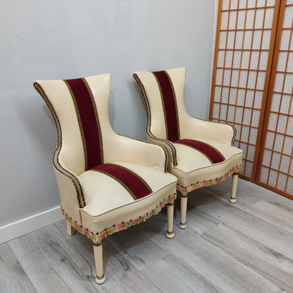 BUTACAS DESCALZADORAS VINTAGE DE PIEL BEIG CON DETALLES EN TERCIOPLO Y MADERA - PAREJA EN PERFECTO ESTADO