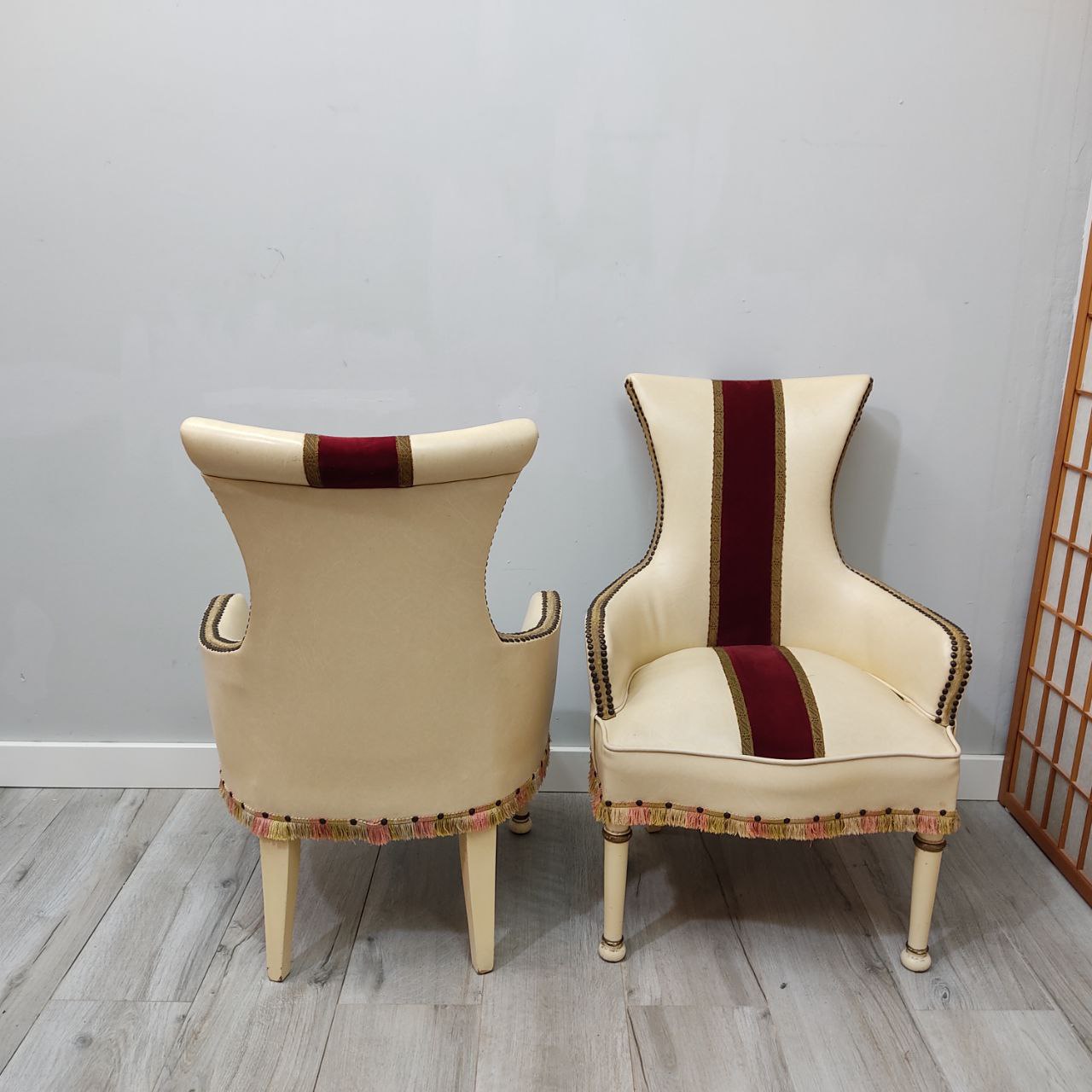 BUTACAS DESCALZADORAS VINTAGE DE PIEL BEIG CON DETALLES EN TERCIOPLO Y MADERA - PAREJA EN PERFECTO ESTADO