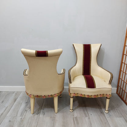 BUTACAS DESCALZADORAS VINTAGE DE PIEL BEIG CON DETALLES EN TERCIOPLO Y MADERA - PAREJA EN PERFECTO ESTADO