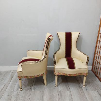 BUTACAS DESCALZADORAS VINTAGE DE PIEL BEIG CON DETALLES EN TERCIOPLO Y MADERA - PAREJA EN PERFECTO ESTADO
