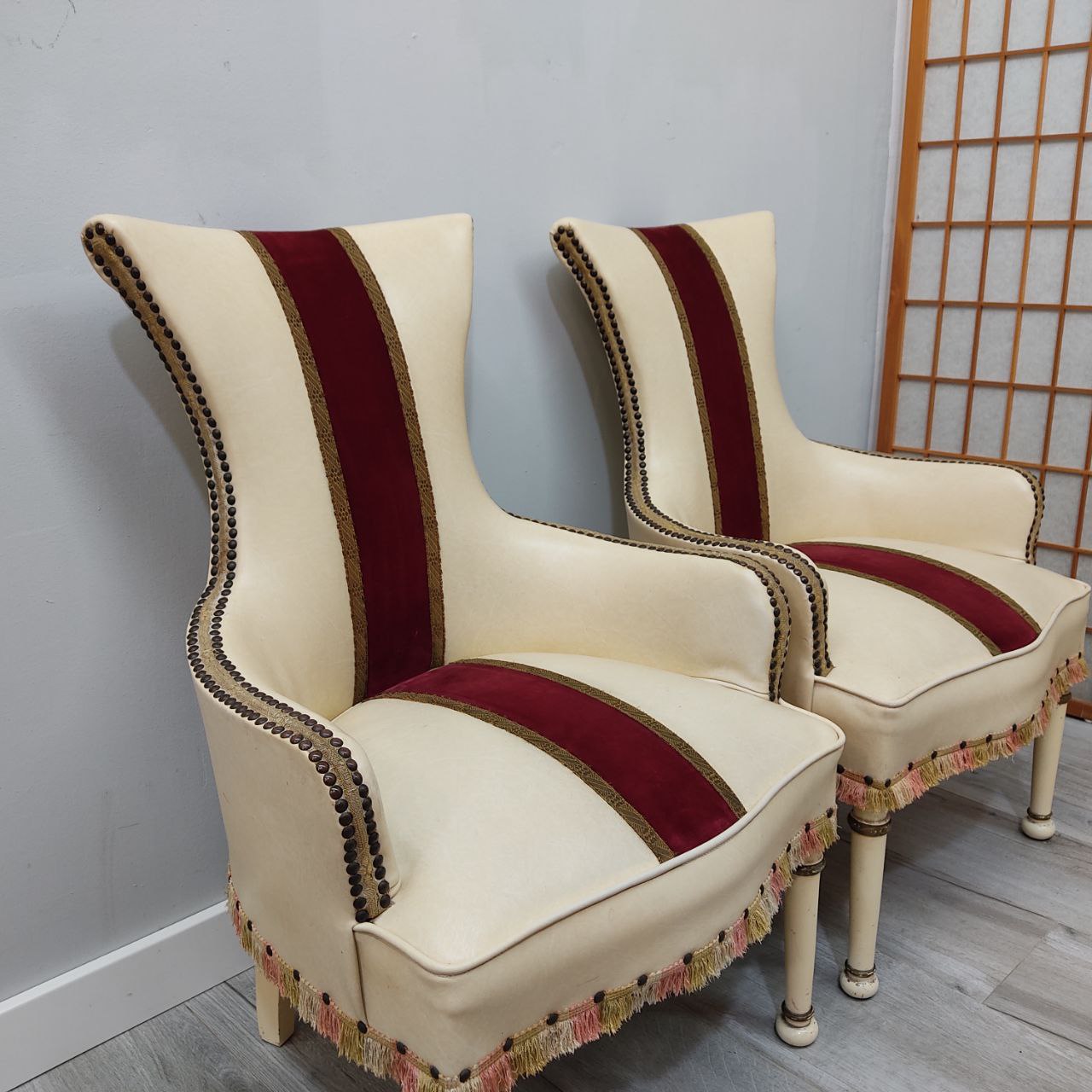 BUTACAS DESCALZADORAS VINTAGE DE PIEL BEIG CON DETALLES EN TERCIOPLO Y MADERA - PAREJA EN PERFECTO ESTADO