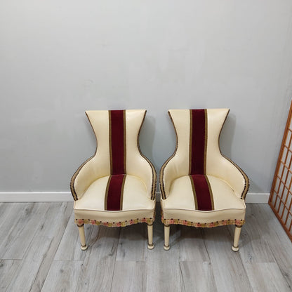 BUTACAS DESCALZADORAS VINTAGE DE PIEL BEIG CON DETALLES EN TERCIOPLO Y MADERA - PAREJA EN PERFECTO ESTADO