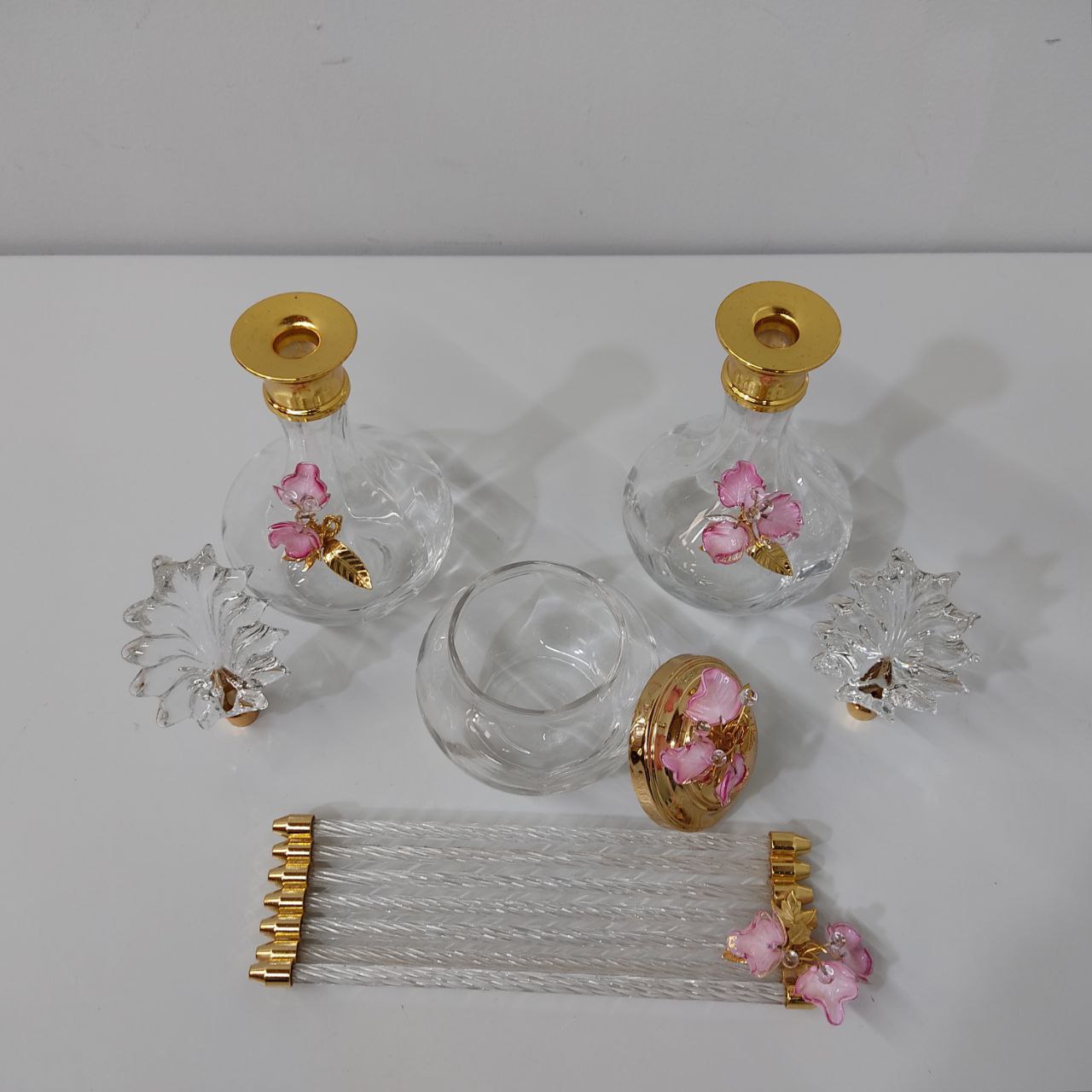 SET DE TOCADOR VINTAGE DE CRISTAL CON DETALLES FLORALES Y ACABADOS DORADOS – 4 PIEZAS