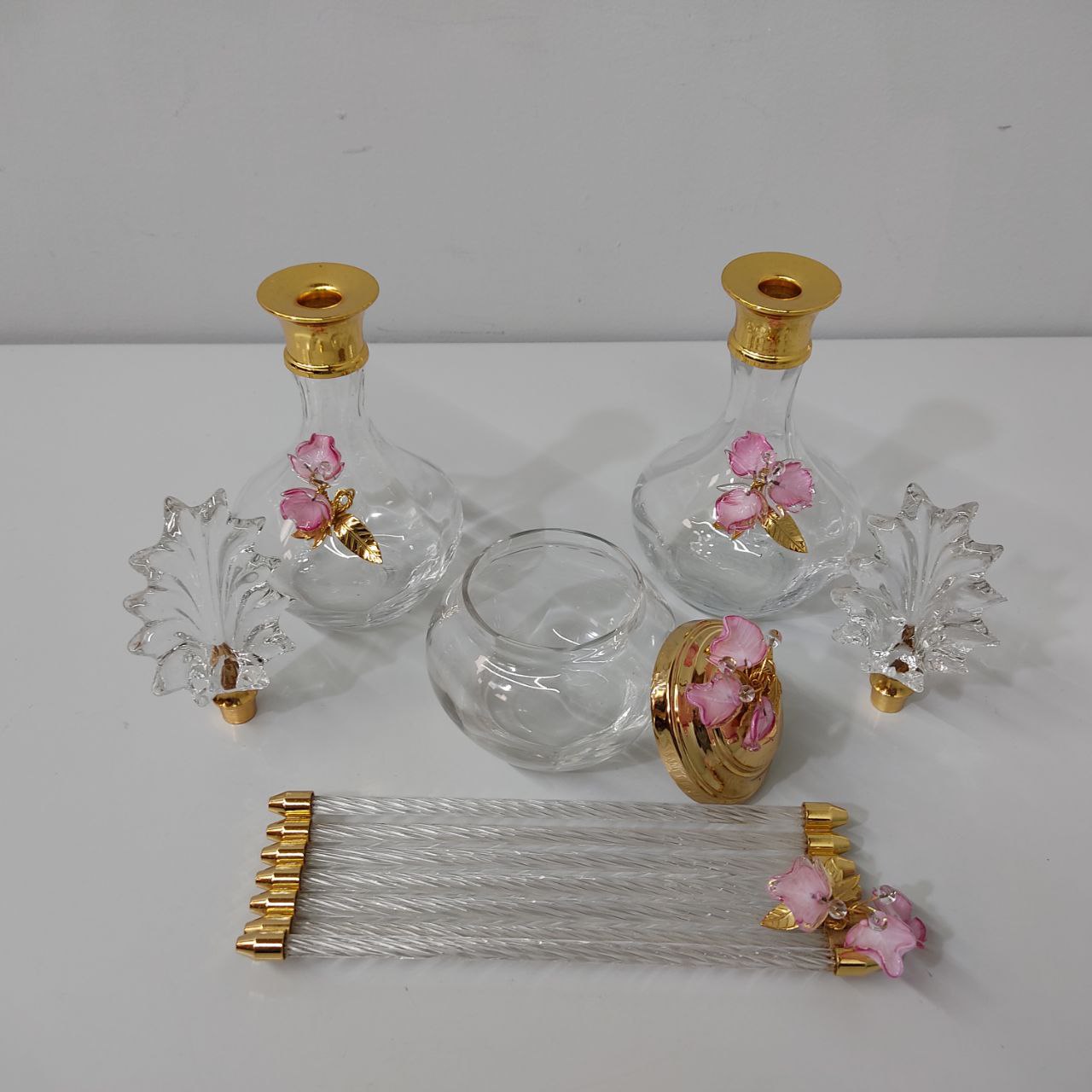 SET DE TOCADOR VINTAGE DE CRISTAL CON DETALLES FLORALES Y ACABADOS DORADOS – 4 PIEZAS