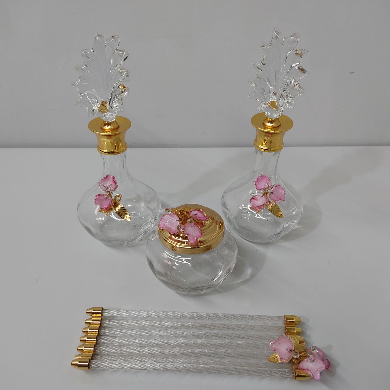 SET DE TOCADOR VINTAGE DE CRISTAL CON DETALLES FLORALES Y ACABADOS DORADOS – 4 PIEZAS