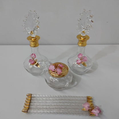 SET DE TOCADOR VINTAGE DE CRISTAL CON DETALLES FLORALES Y ACABADOS DORADOS – 4 PIEZAS