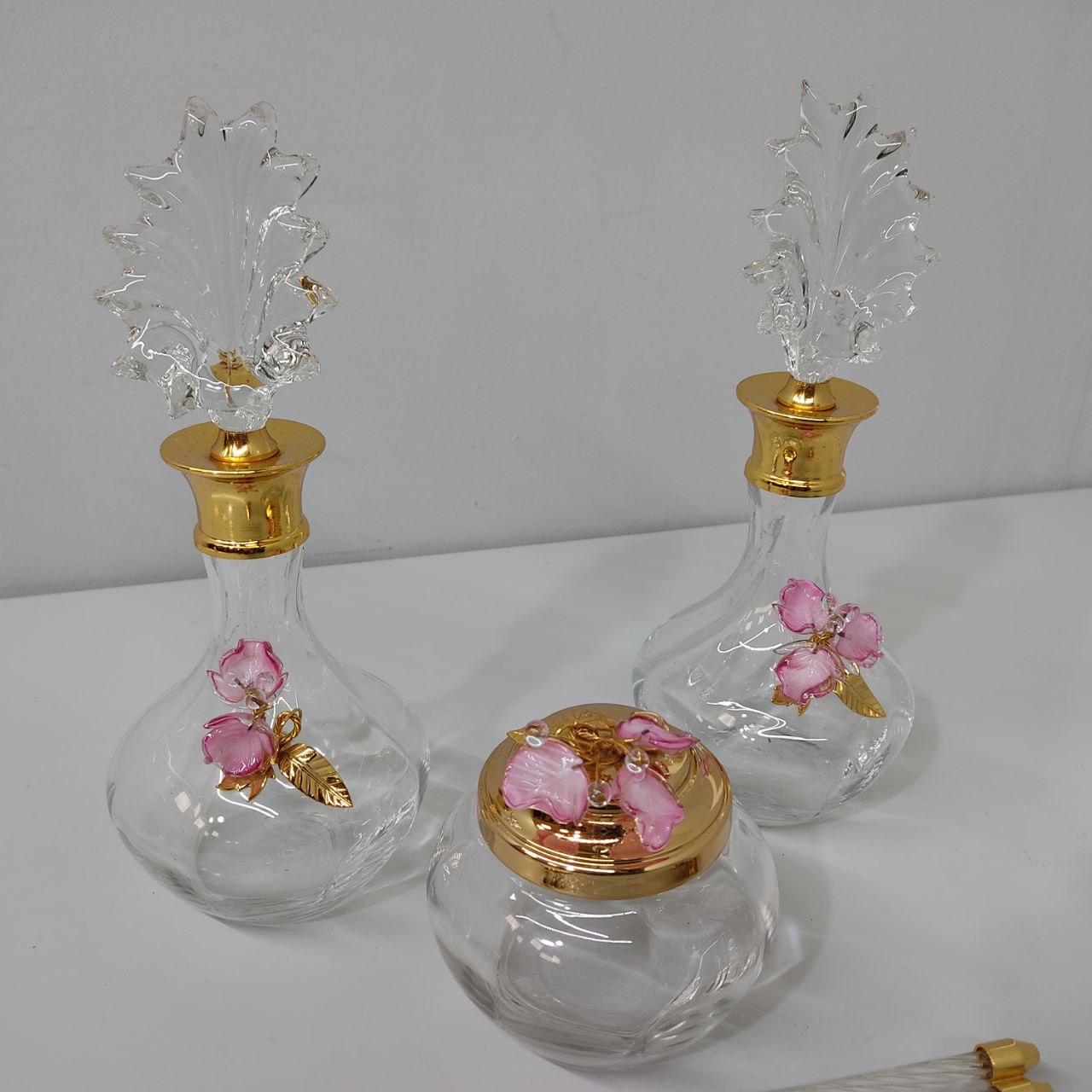 SET DE TOCADOR VINTAGE DE CRISTAL CON DETALLES FLORALES Y ACABADOS DORADOS – 4 PIEZAS