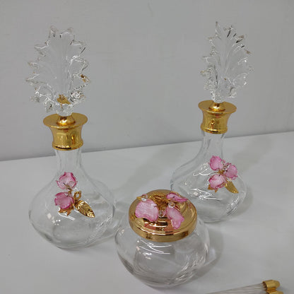 SET DE TOCADOR VINTAGE DE CRISTAL CON DETALLES FLORALES Y ACABADOS DORADOS – 4 PIEZAS