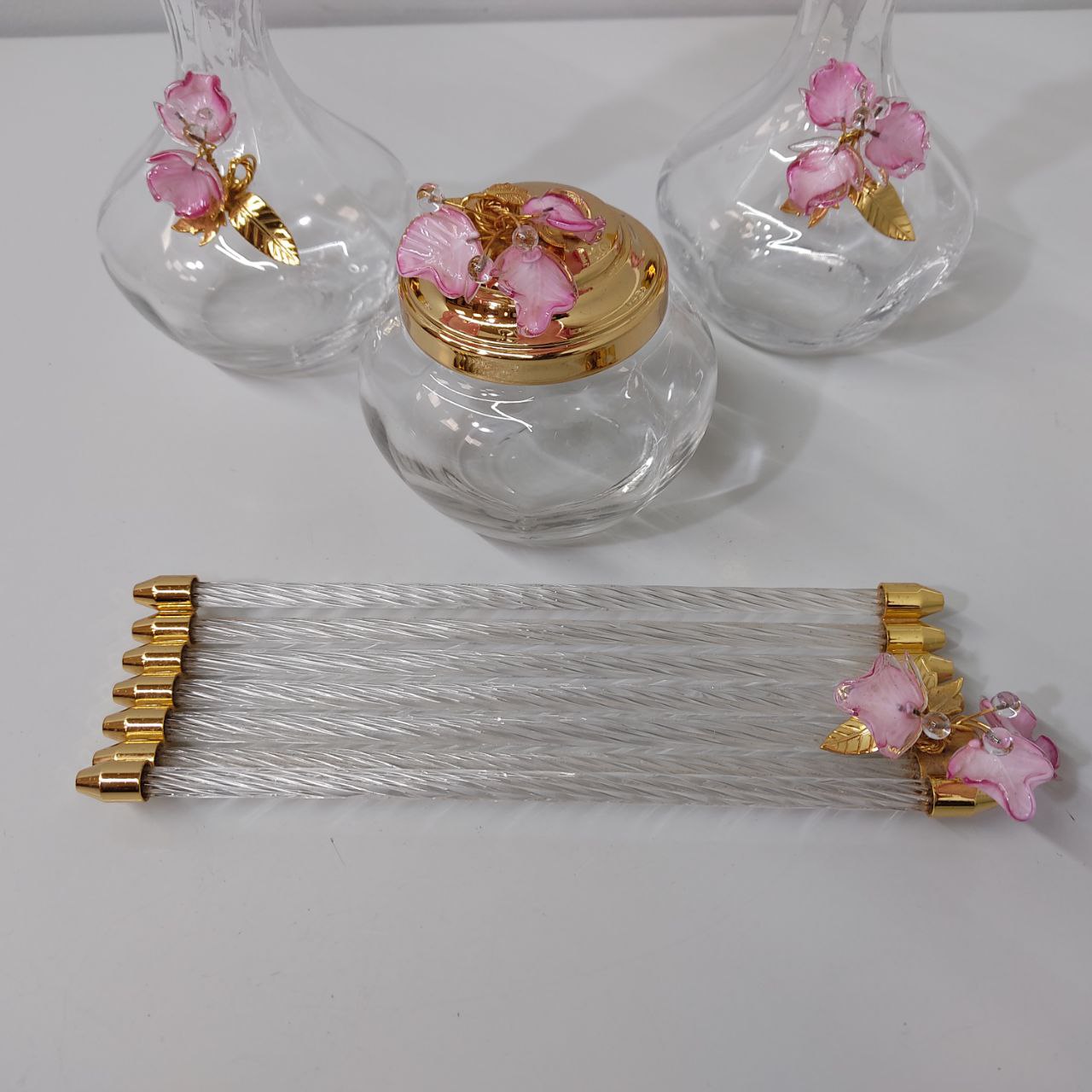 SET DE TOCADOR VINTAGE DE CRISTAL CON DETALLES FLORALES Y ACABADOS DORADOS – 4 PIEZAS