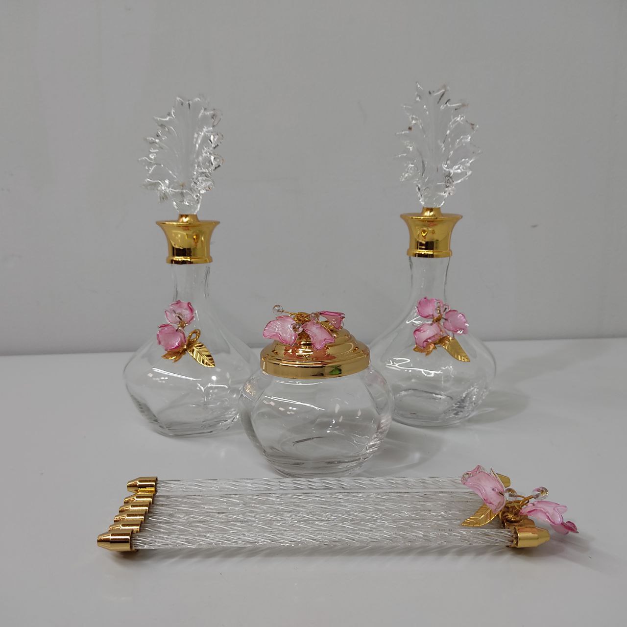 SET DE TOCADOR VINTAGE DE CRISTAL CON DETALLES FLORALES Y ACABADOS DORADOS – 4 PIEZAS