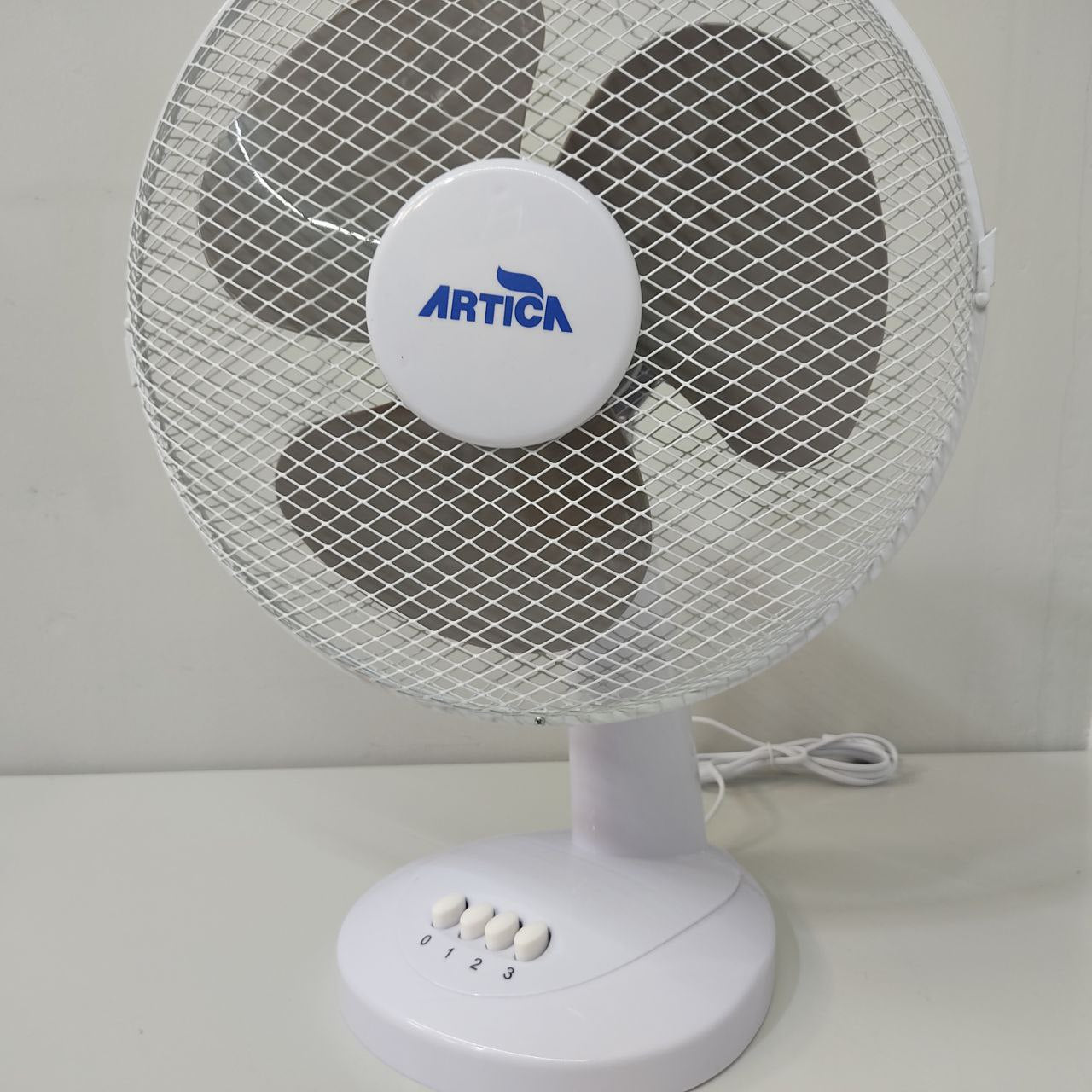 VENTILADOR DE SOBREMESA ARTICA AVS3000 – 30 CM, 35 W, OSCILANTE Y COMPACTO
