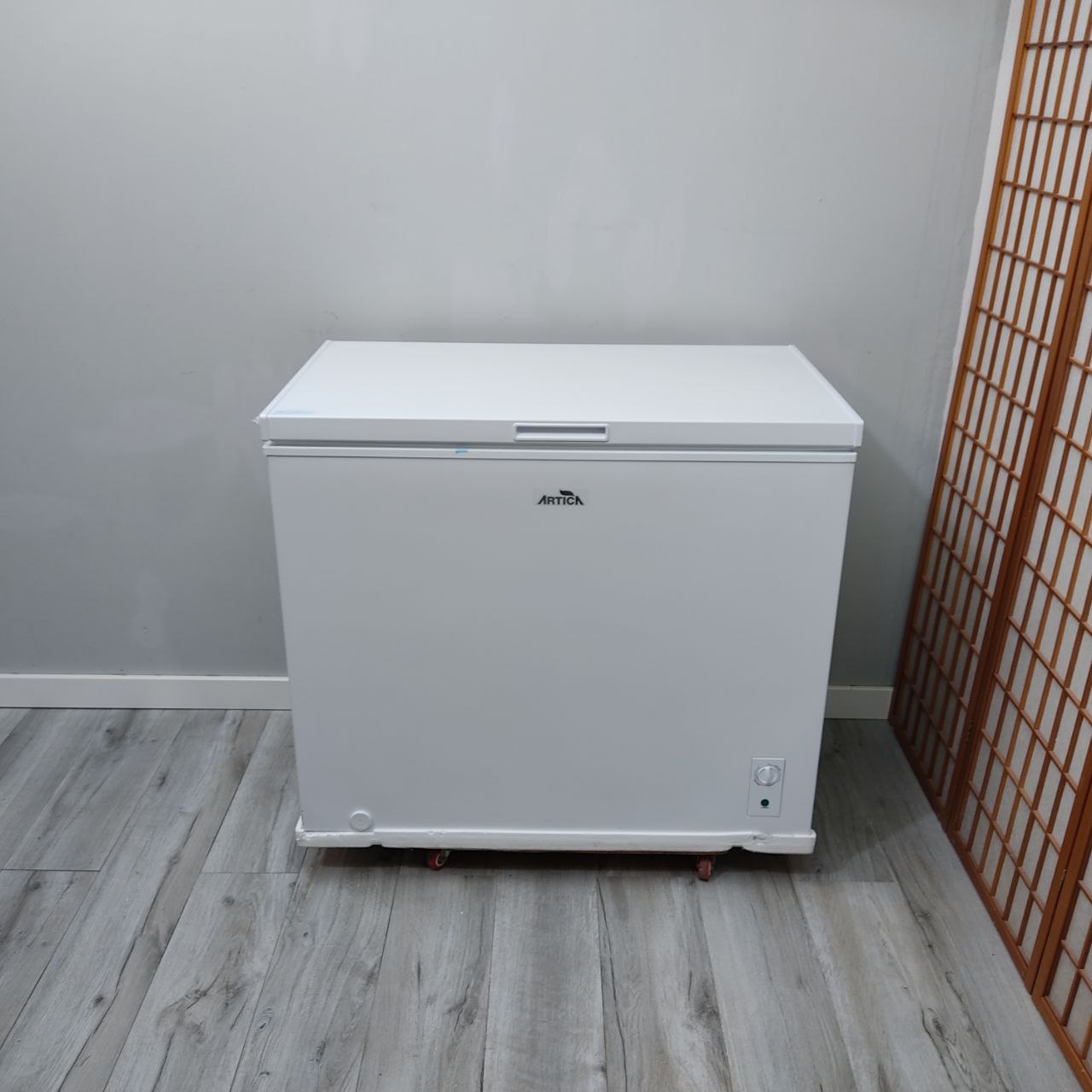 CONGELADOR HORIZONTAL ÁRTICA AECH2490EW – 249L, BAJO NIVEL DE RUIDO