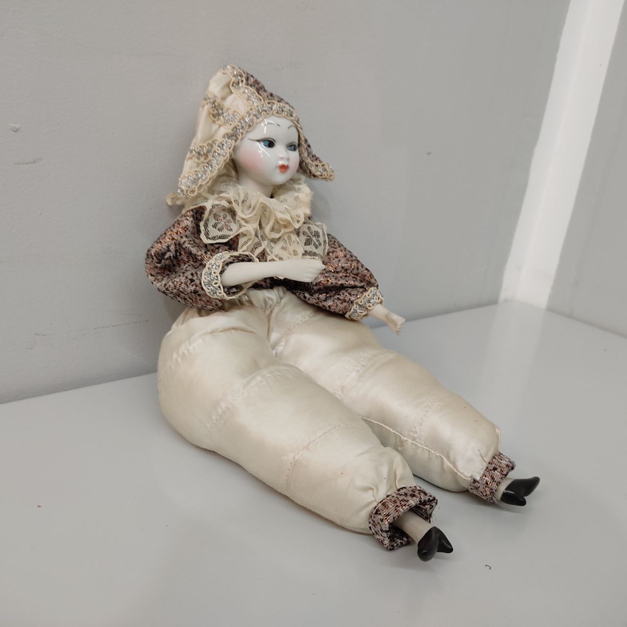 MUÑECA DE PORCELANA ARLEQUÍN – R. INGLÉS