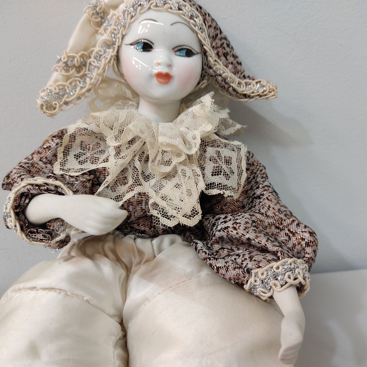 MUÑECA DE PORCELANA ARLEQUÍN – R. INGLÉS