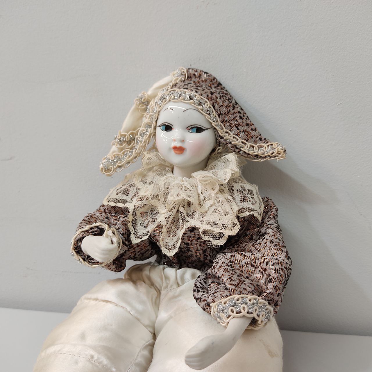MUÑECA DE PORCELANA ARLEQUÍN – R. INGLÉS