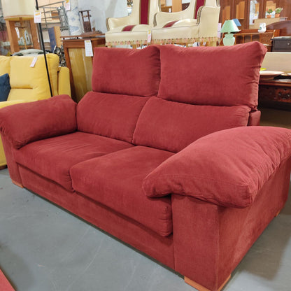 SOFÁ DE DOS PLAZAS CON RESPALDO ABATIBLE – COLOR BURDEOS – RELLENO DE PLUMA NATURAL – REACONDICIONADO