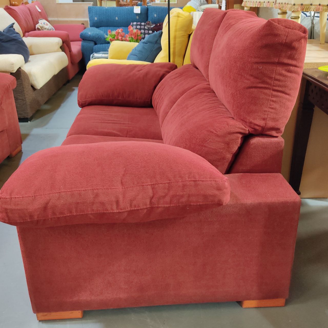 SOFÁ DE DOS PLAZAS CON RESPALDO ABATIBLE – COLOR BURDEOS – RELLENO DE PLUMA NATURAL – REACONDICIONADO