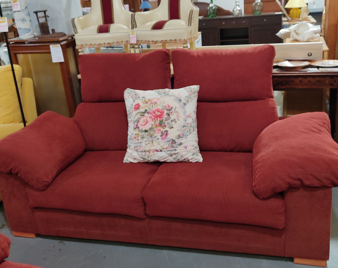 SOFÁ DE DOS PLAZAS CON RESPALDO ABATIBLE – COLOR BURDEOS – RELLENO DE PLUMA NATURAL – REACONDICIONADO