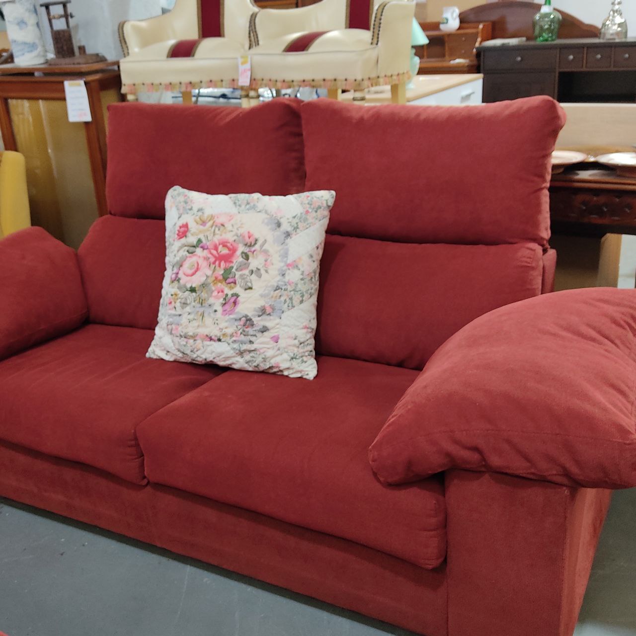 SOFÁ DE DOS PLAZAS CON RESPALDO ABATIBLE – COLOR BURDEOS – RELLENO DE PLUMA NATURAL – REACONDICIONADO