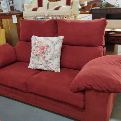 SOFÁ DE DOS PLAZAS CON RESPALDO ABATIBLE – COLOR BURDEOS – RELLENO DE PLUMA NATURAL – REACONDICIONADO