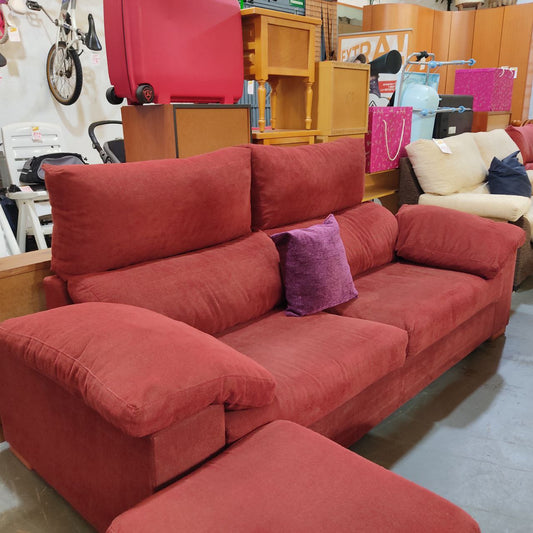 SOFÁ DE TRES PLAZAS CON RESPALDO ABATIBLE + PUFF XL – COLOR BURDEOS – RELLENO DE PLUMA NATURAL – REACONDICIONADO