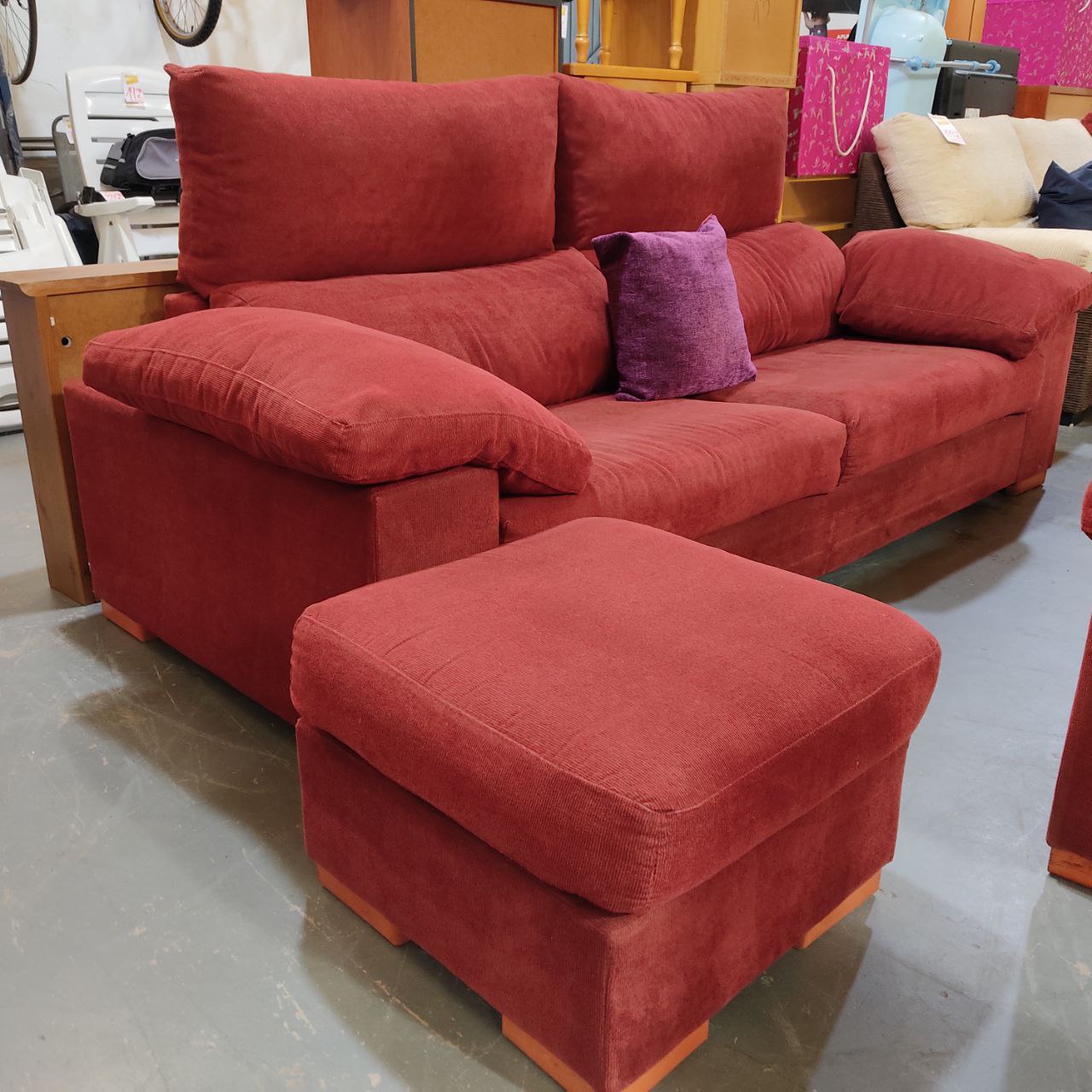 SOFÁ DE TRES PLAZAS CON RESPALDO ABATIBLE + PUFF XL – COLOR BURDEOS – RELLENO DE PLUMA NATURAL – REACONDICIONADO