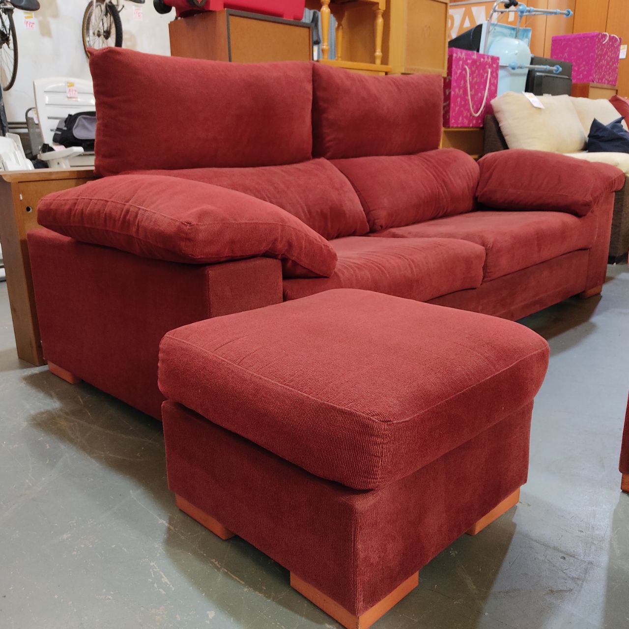 SOFÁ DE TRES PLAZAS CON RESPALDO ABATIBLE + PUFF XL – COLOR BURDEOS – RELLENO DE PLUMA NATURAL – REACONDICIONADO