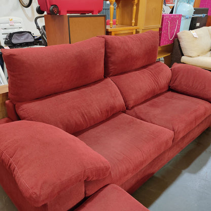 SOFÁ DE TRES PLAZAS CON RESPALDO ABATIBLE + PUFF XL – COLOR BURDEOS – RELLENO DE PLUMA NATURAL – REACONDICIONADO