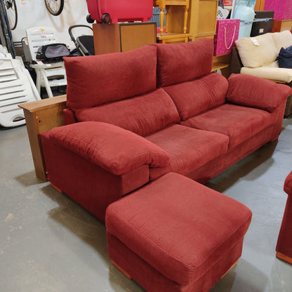 SOFÁ DE TRES PLAZAS CON RESPALDO ABATIBLE + PUFF XL – COLOR BURDEOS – RELLENO DE PLUMA NATURAL – REACONDICIONADO