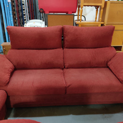 SOFÁ DE TRES PLAZAS CON RESPALDO ABATIBLE + PUFF XL – COLOR BURDEOS – RELLENO DE PLUMA NATURAL – REACONDICIONADO