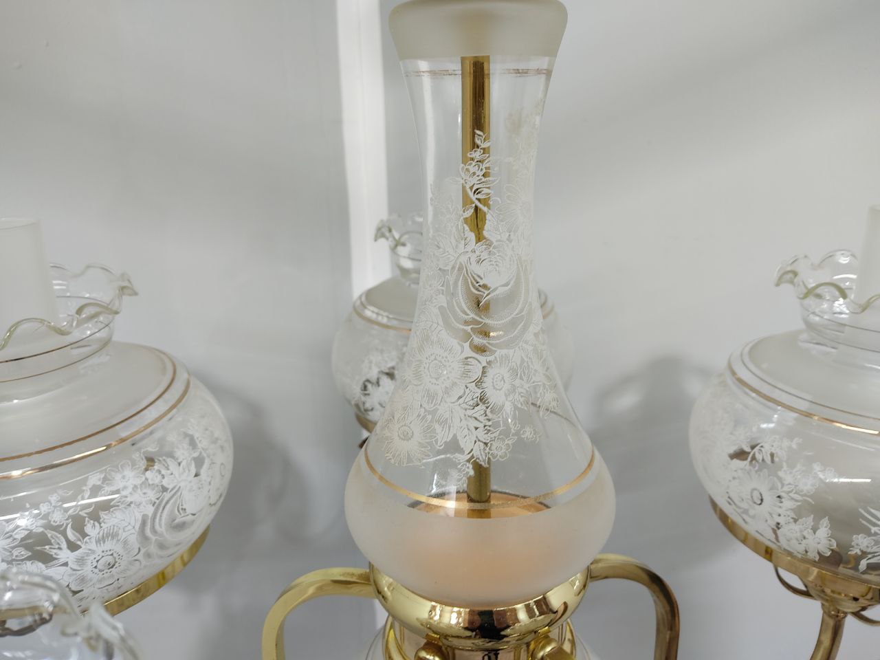 ELEGANTE LÁMPARA COLGANTE DE TECHO CON 6 DOBLES TULIPAS DE CRISTAL GRABADO, DETALLES FLORALES Y ESTRUCTURA DORADA