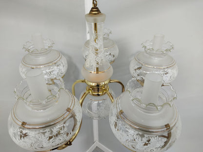 ELEGANTE LÁMPARA COLGANTE DE TECHO CON 6 DOBLES TULIPAS DE CRISTAL GRABADO, DETALLES FLORALES Y ESTRUCTURA DORADA