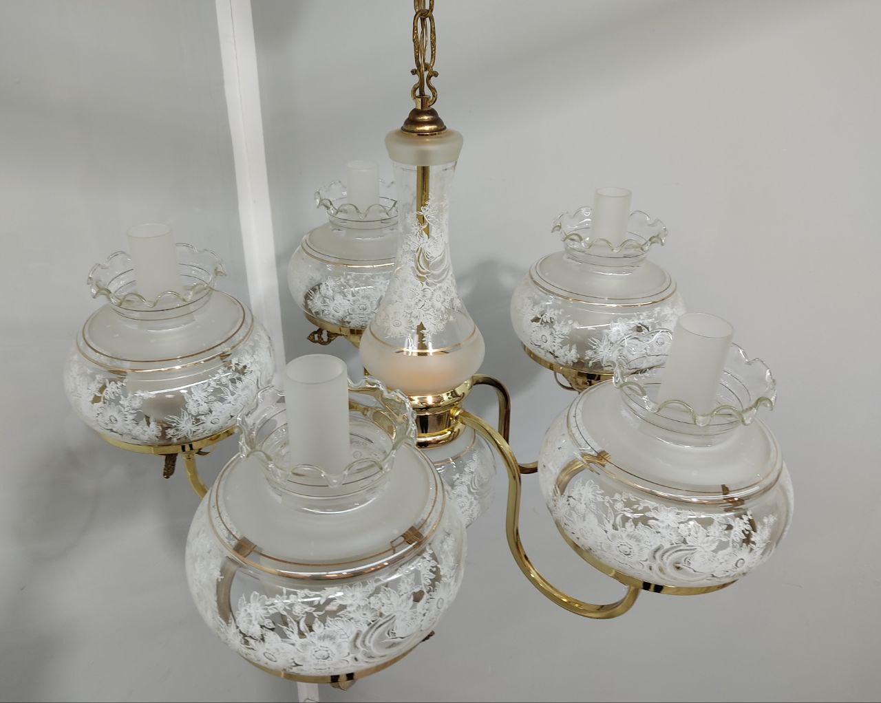 ELEGANTE LÁMPARA COLGANTE DE TECHO CON 6 DOBLES TULIPAS DE CRISTAL GRABADO, DETALLES FLORALES Y ESTRUCTURA DORADA