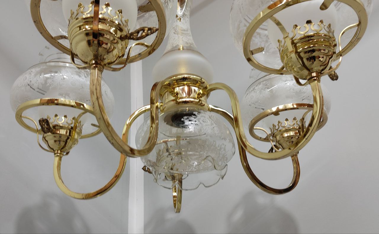 ELEGANTE LÁMPARA COLGANTE DE TECHO CON 6 DOBLES TULIPAS DE CRISTAL GRABADO, DETALLES FLORALES Y ESTRUCTURA DORADA