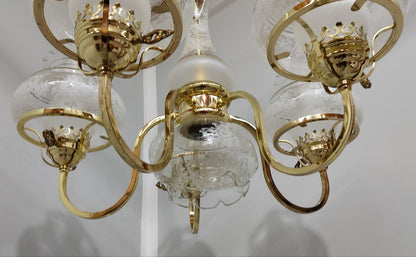 ELEGANTE LÁMPARA COLGANTE DE TECHO CON 6 DOBLES TULIPAS DE CRISTAL GRABADO, DETALLES FLORALES Y ESTRUCTURA DORADA