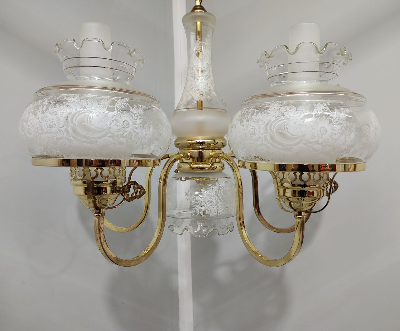 ELEGANTE LÁMPARA COLGANTE DE TECHO CON 6 DOBLES TULIPAS DE CRISTAL GRABADO, DETALLES FLORALES Y ESTRUCTURA DORADA